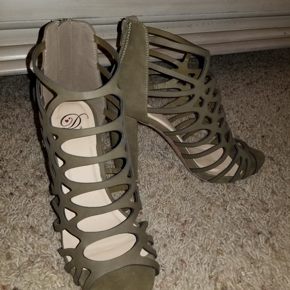 Sandals - Picture 3 of 4